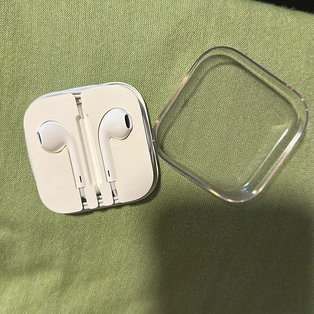 New Genuine Apple Wired Earphones. Lightening Connector and Built in Microphone